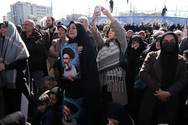 Una mujer sostiene una foto del Ayatolá Jamenei mientras llora en la Plaza de la Revolución.