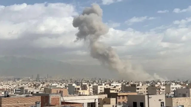 Moshi naonekana ukifuka juu ya mji mkuu wa Iran Tehran, kufuatia shambulio la anga siku ya Jumamosi