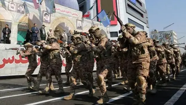 Tropas por las calles de Irán.