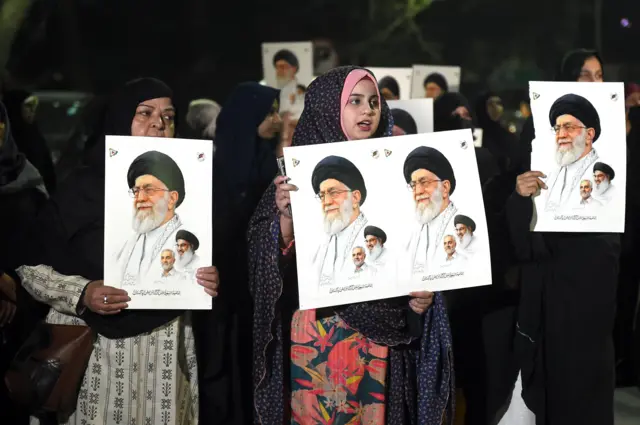 سيدات يحملن صوراً للمرشد الأعلى الإيراني آية الله علي خامنئي، خلال احتجاج ضد الولايات المتحدة وإسرائيل؛ في لاهور، باكستان، 28 فبراير 2026.
