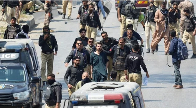 Ndị na-eme ngagharịiwe  wakporo Ụlọnnochite Amerịka na Karachi, Isiobodo Pakistan