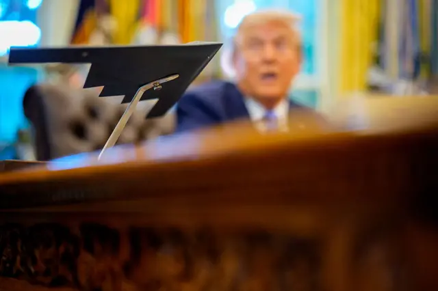 Un modelo del bombardero B-2 en el escritorio de Donald Trump en el salón oval de la Casa Blanca