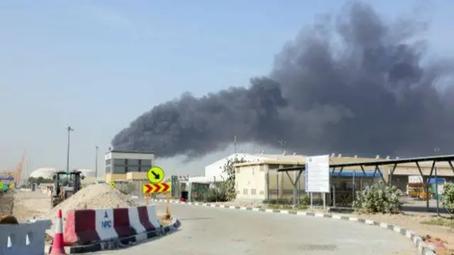 Una columna de humo se eleva sobre el puerto de Jebel Ali en Dubái el domingo por la mañana tras un ataque iraní.
