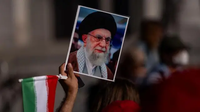 Foto do líder supremo levantada durante manifestação