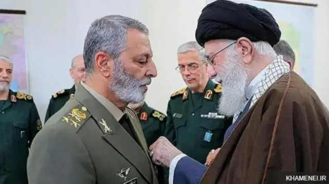 ኤታማዦር ሹሙ አብዶልራሂም ሙሳቪ እና ጠቅላይ መሪው አያቶላህ ኻሜኒ