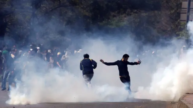 Столкновения с силами безопасности в Карачи, Пакистан, 1 марта 2026 года, недалеко от консульства США.