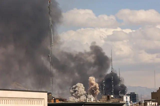 دخان يملأ المكان عقب انفجارٍ في طهران، إيران، في الأول من مارس/آذار 2026