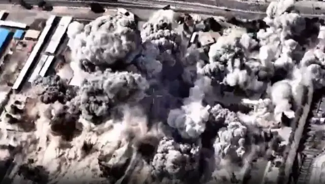 Imagem de um vídeo militar israelense mostrando um ataque a dois prédios ligados à Guarda Revolucionária Islâmica do Irã