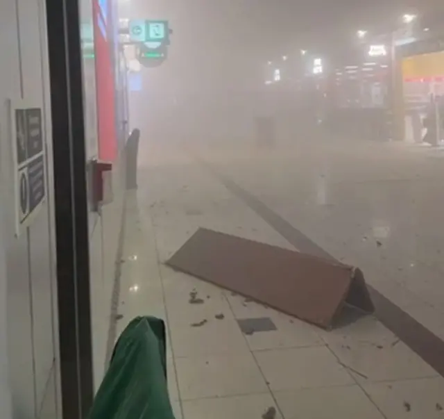 Umwotsi ku kibuga cy'indege cya Dubai kubera ibitero bya Iran