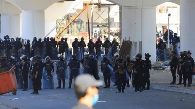 দূতাবাসে হামলা করার চেষ্টার ছবি