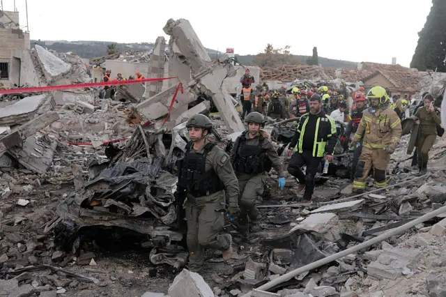 Equipos de rescate y personal militar en el lugar del ataque con misiles iraníes en Beit Shemesh, Israel, el domingo 1 de marzo de 2026.