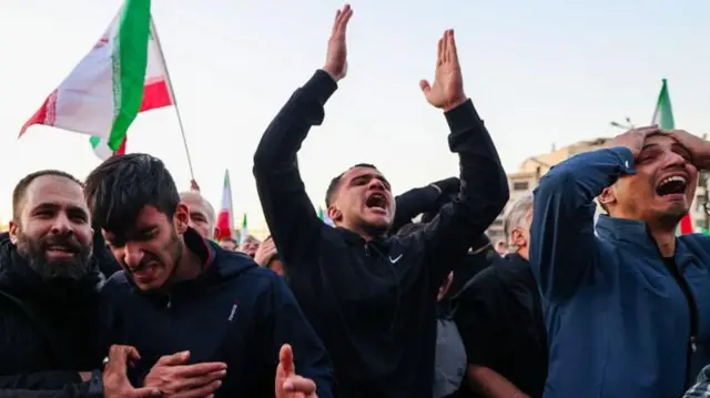 आयतोल्लाह अली खामेनेई मारिएपछि इरानको सडकमा केही मानिसहरू रोइरहेका थिए