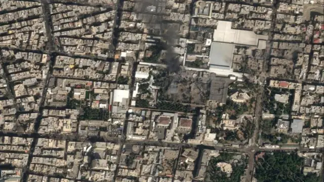 Uma imagem de satélite mostra grandes danos e fumaça preta subindo no complexo onde estava o líder supremo do Irã, o aiatolá Ali Khamenei.
