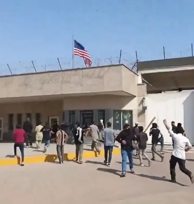 محتجّون يقتحمون القنصلية الأمريكية في كراتشي بباكستان