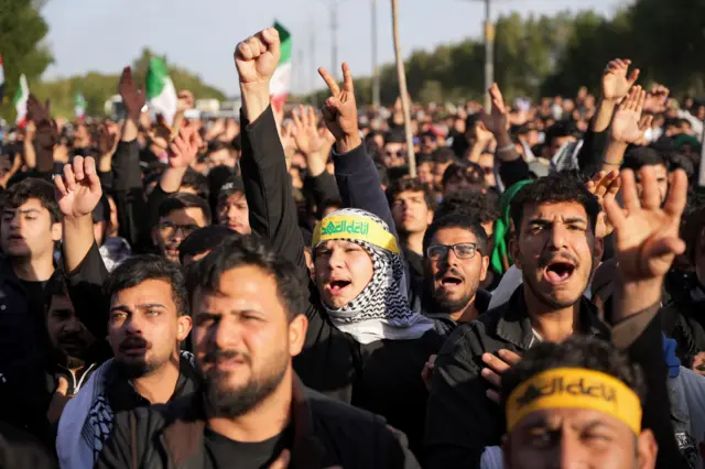 تظاهر الناس في البصرة بالعراق، في الأول من مارس/آذار 2026، عقب اغتيال المرشد الأعلى الإيراني آية الله علي خامنئي في غارات إسرائيلية وأمريكية.