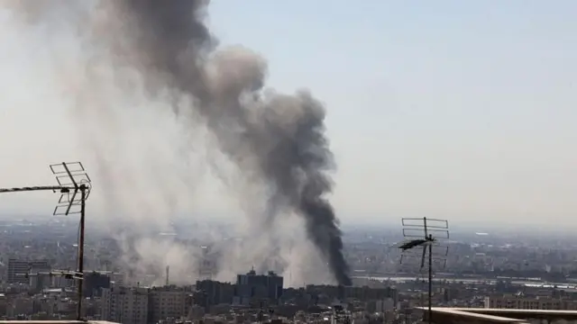 عمود من الدخان يتصاعد في سماء طهران من بعيد