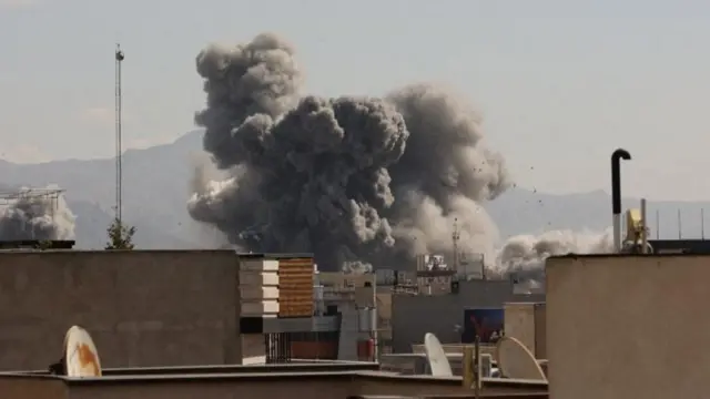 Columnas de humo en Teherán