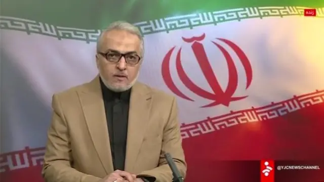 El momento en el que un presentador de la televisión estatal iraní anunciaba la muerte del líder supremo Alí Jamenei