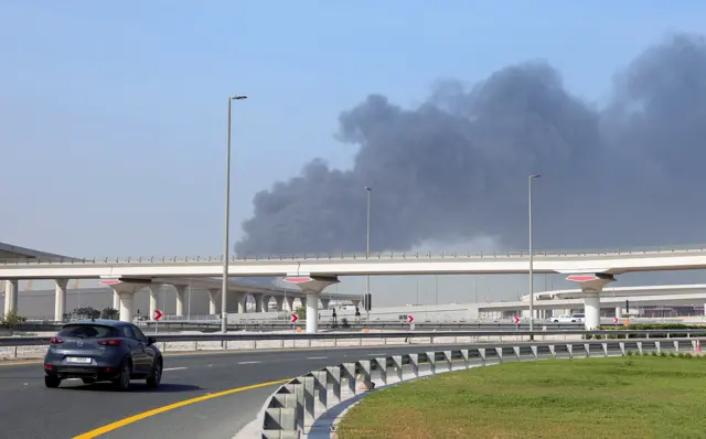 دخان يتصاعد من ميناء جبل علي عقب هجوم إيراني، في أعقاب غارات أمريكية وإسرائيلية على إيران، في دبي، الإمارات العربية المتحدة، 1 مارس/آذار 2026