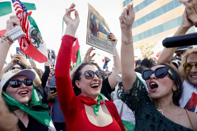 अमेरिकामा इरानमा भएको घटनाक्रमपछि हर्षोल्लास मनाउँदै केही मानिस