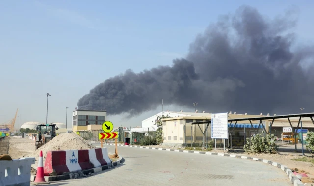 በኢራን ጥቃት የተመታው የዱባይ ጄበል አሊ ወደብ ላይ እሑድ ጠዋት ጭስ ታይቷል