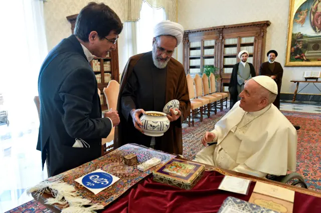 Foto mostra o Papa Francisco recebendo o aiatolá Alireza Arafi em audiência privada no Vaticano em 30 de maio de 2022