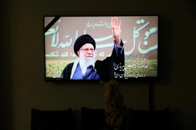 El ayatolá Alí Jamenei en la televisión iraní