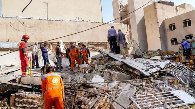 Ndị ọrụ gbatagbata nọ n'ebe a tụrụ ogbunigwe