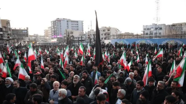 খামেনির সমর্থকরা অনেকে রাস্তায় নেমে এসেছে