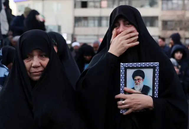 женщины в черном с портретом Хаменеи в руках