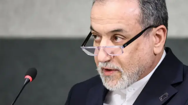 Umushikiranganji w’imigenderanire n’ayandi makungu wa Iran Abbas Araghchi ariko aravuga yambaye ikoti