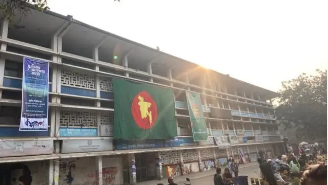 ঢাকা বিশ্ববিদ্যালয়ের ছাত্র-শিক্ষক কেন্দ্র যা টিএসসি নামে পরিচিত