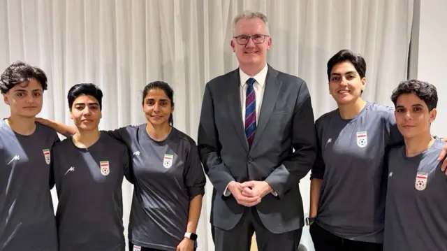 عکس وزیر کشور استرالیا یا ۵ نفر از اعضای تیم ملی فوتبال زنان ایران