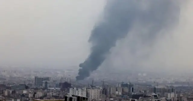 Дым над Тегераном после авиаудара во вторник
