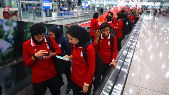 تیم ملی فوتبال زنان ایران در فرودگاه کوالالامپور