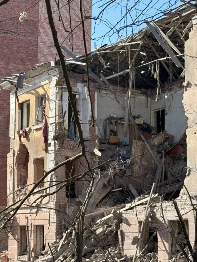 Попавшее под авиаудар здание в Славянске