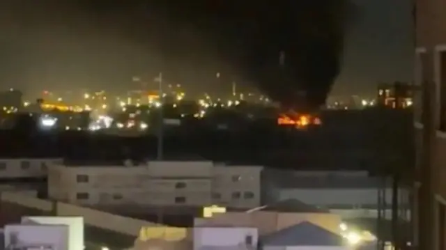 Ifoto ya nijoro igaragaza urumuri n'umwotsi hejuru y'inyubako ndende, nyuma y'igitero cya 'drone' kuri ambasade ya Emira Zunze Ubumwe z'Abarabu (UAE) i Erbil muri Iraq.