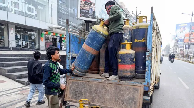 சமையல் எரிவாயு தட்டுப்பாடு- அத்தியாவசிய பொருட்கள் சட்டம் அமல்