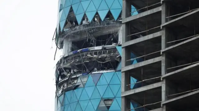 বাহরাইনের মানামায় ইরানি ড্রোন হামলার পর ক্ষতিগ্রস্ত একটি ভবন