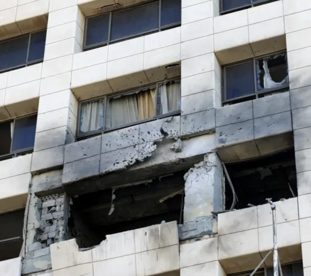 Beyrut'taki Ramada otele yapılan saldırı sonrası katın dış cepheden yanmış görüntüsü