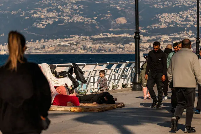 Lübnan'da evlerini terk etmek zorunda kalan bir aile, Beyrut sokaklarında yerde yatarken