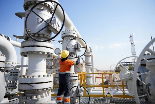 عامل في حقل نفط عراقي