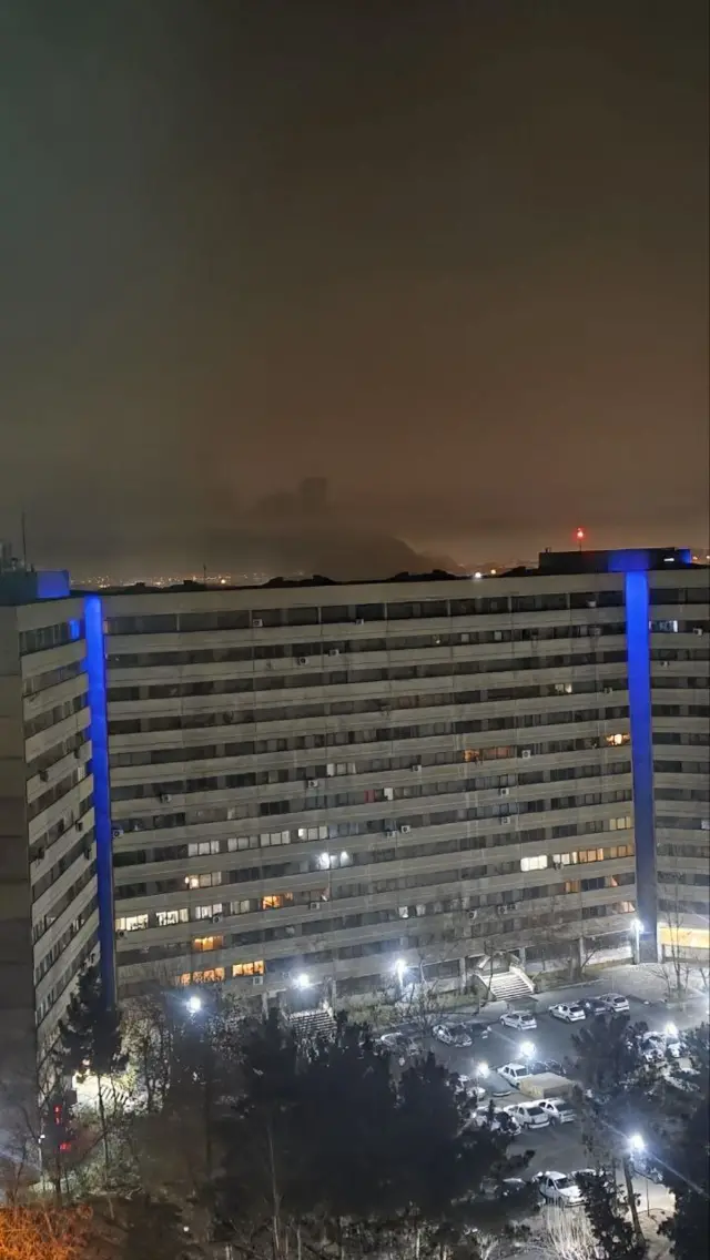 تصاویر دریافتی از ساعت ۴:۱۲ سه‌شنبه ۱۹ اسفند از تهران: «سه تا صدای خیلی بلند انفجار در اکباتان تهران شنیدیم. بعد این ستون دود رو سمت مهرآباد دیدیم.»