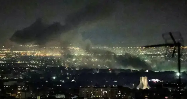 В понедельник вечером над районом Азади-Тауэр в западном Тегеране в результате ударов поднялись клубы дыма