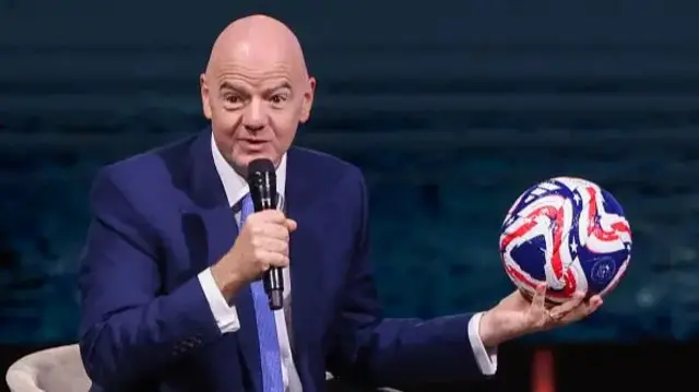 umukuru w'ishirahamwe ry'umupira w'amaguru kw'isi FIFA, Gianni Infantino. afise umupira ariko aravuga