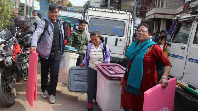 मतपेटिका ढुवानी