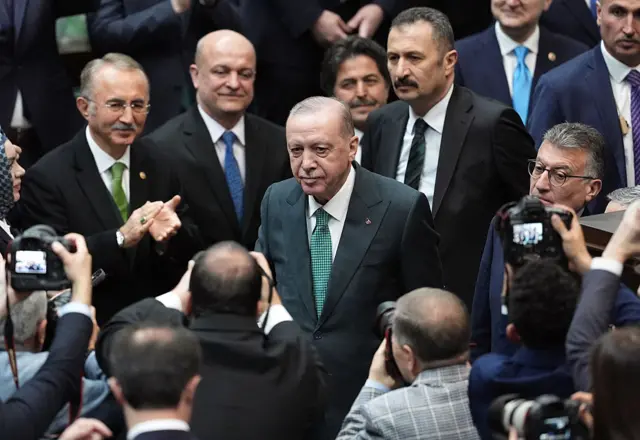 Erdoğan Meclis'te kürsüye yürürken