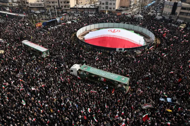 حضر إيرانيون جنازات قادة الحرس الثوري الإيراني وقادة الجيش وغيرهم ممن قُتلوا في الأيام الأولى للغارات الأمريكية والإسرائيلية على إيران، في ساحة انقلاب بطهران في 11 مارس/آذار 2026.