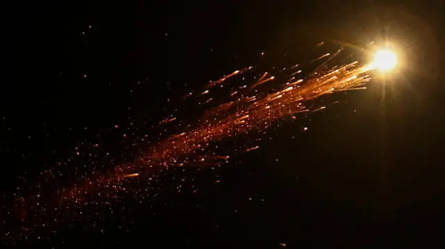 यरूशलम के आसमान में इसराइल की ओर बढ़ती एक ईरानी मिसाइल