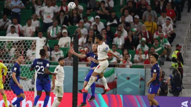 ২০২২ সালের বিশ্বকাপে ইরান (সাদা পোশাকে) আমেরিকার বিপক্ষে খেলেছে